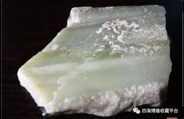 属透闪石质玉,含量高达98,国标中属和田玉,玉质细腻,油脂光泽,颜色有