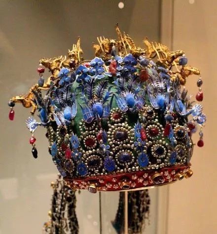 (中国国家博物馆藏) 孝端皇后的这件凤冠,是用漆竹扎成帽胎,面料以丝