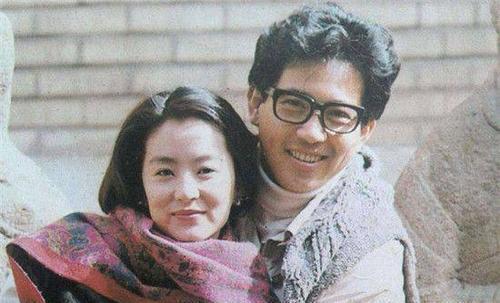 1983年,秦汉如愿以偿的与妻子邵乔茵离婚,而此时儿的秦祥林与林青霞也