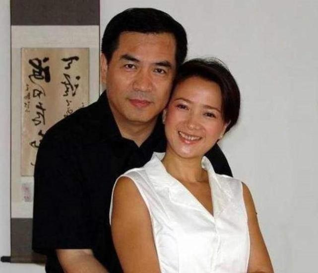 如今的何晴,已经56岁,与廖京生相伴走过了14年年头,与刘威相恋5年,又