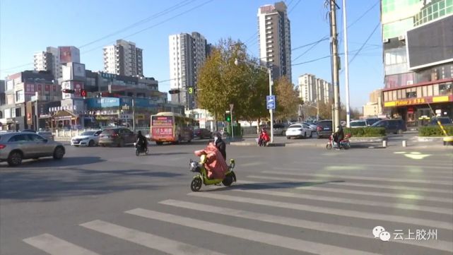 上午,记者来到兰州路和广州路交汇处,由于这里的商铺众多,平日里的人
