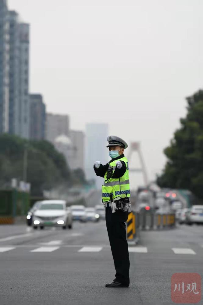 今年四川唯一!成都这名交警当选全国"最美公务员"