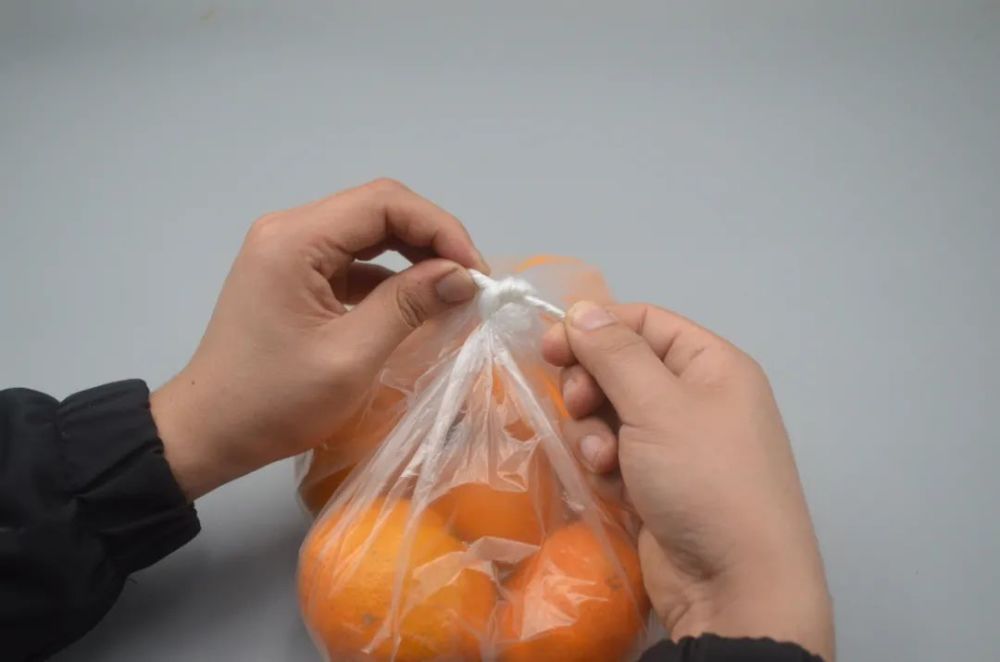 塑料袋上粘一节双面胶,用途花钱也难买,我也刚学会,长