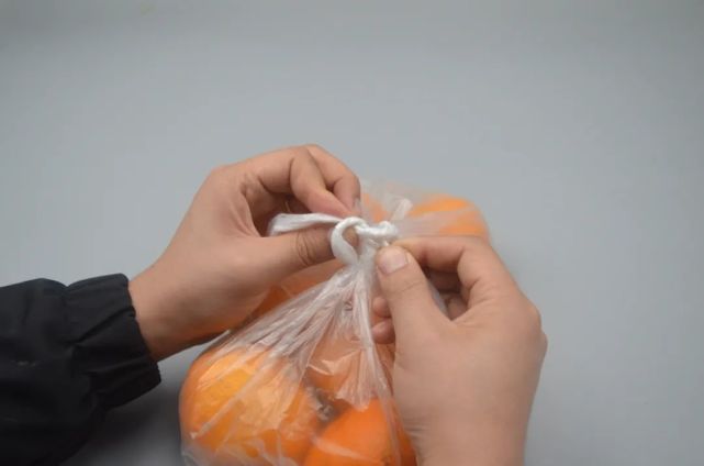 塑料袋上粘一节双面胶,用途花钱也难买,我也刚学会,长