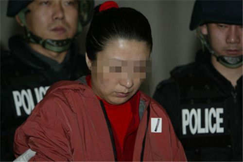 2004年,女毒贩马秀琴被判死刑,枪决前:请把我的遗物