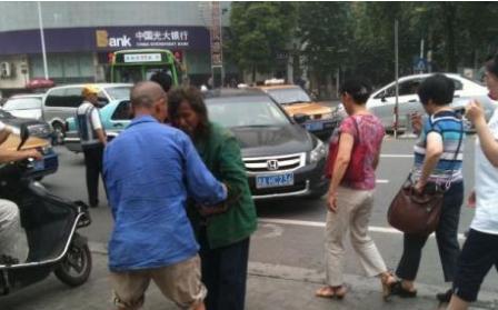 他曾是乔四的"金牌保镖",风光一时,如今却以捡破烂乞讨为生