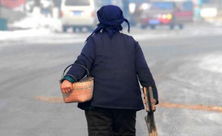 他曾是乔四的"金牌保镖",风光一时,如今却以捡破烂乞讨为生