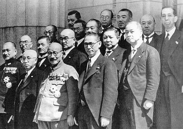 木户幸一推荐由东条英机担任日本首相,并重组内阁,天皇应允.