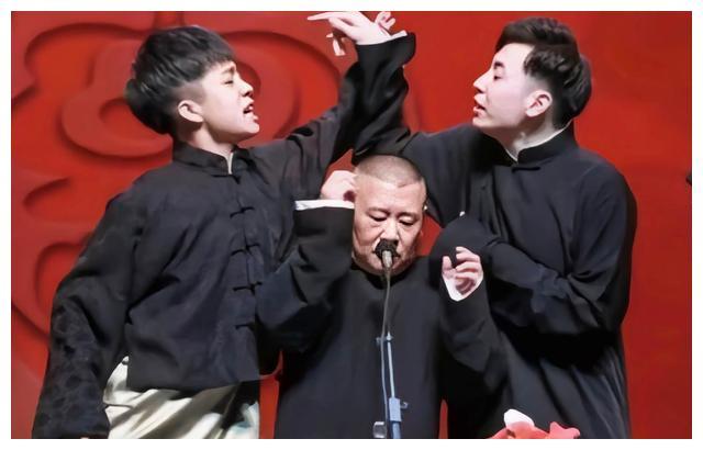 郭德纲外甥王九龙,被爆路边随地大小便,不洗手就吃零食还舔手指