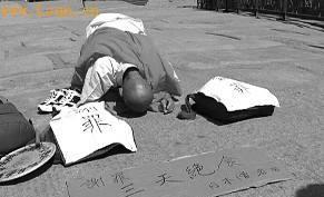 侵华老兵跪地忏悔,死后愿将骨灰撒在中华大地,任人践踏