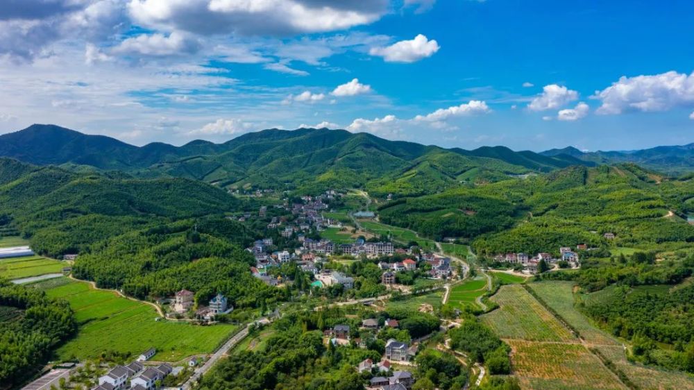 妙山村庙前村位于湖州市德清县西部,东环莫干山风景名胜区,村庄培育