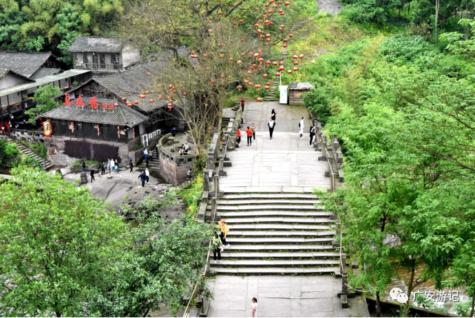 广安万春桥瀑布