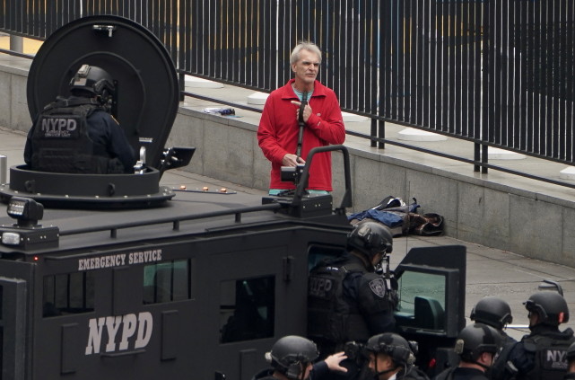 (外代一线)纽约联合国总部附近发生持枪者与警察对峙事件