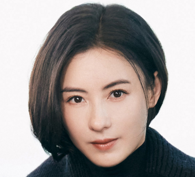 张柏芝短发造型跟爷爷太像!全黑look职场风满满,廓形