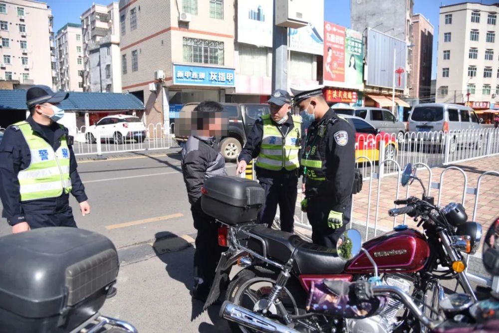 平远交警开展全国交通安全日综合执勤行动