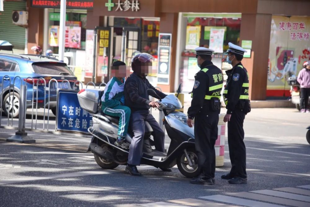 平远交警开展全国交通安全日综合执勤行动