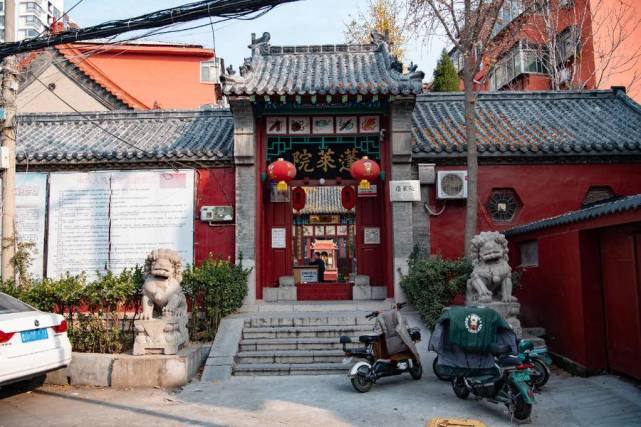 守卫着一条不算宽的街巷,这就是济南"著名的街巷"霞侣市了,蓬莱院则