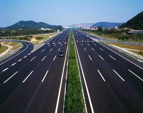 我国大陆第一条高速公路——沪嘉高速公路,在1988年10月31日宣布通车