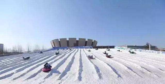 阳泉:桃林沟滑雪场,设有中,初级雪道2条,雪上飞碟,雪地摩托车和冰上
