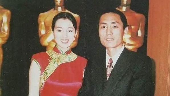 张艺谋的第一任妻子肖华.他们从初中就认识了.他们可以说是青梅竹马.