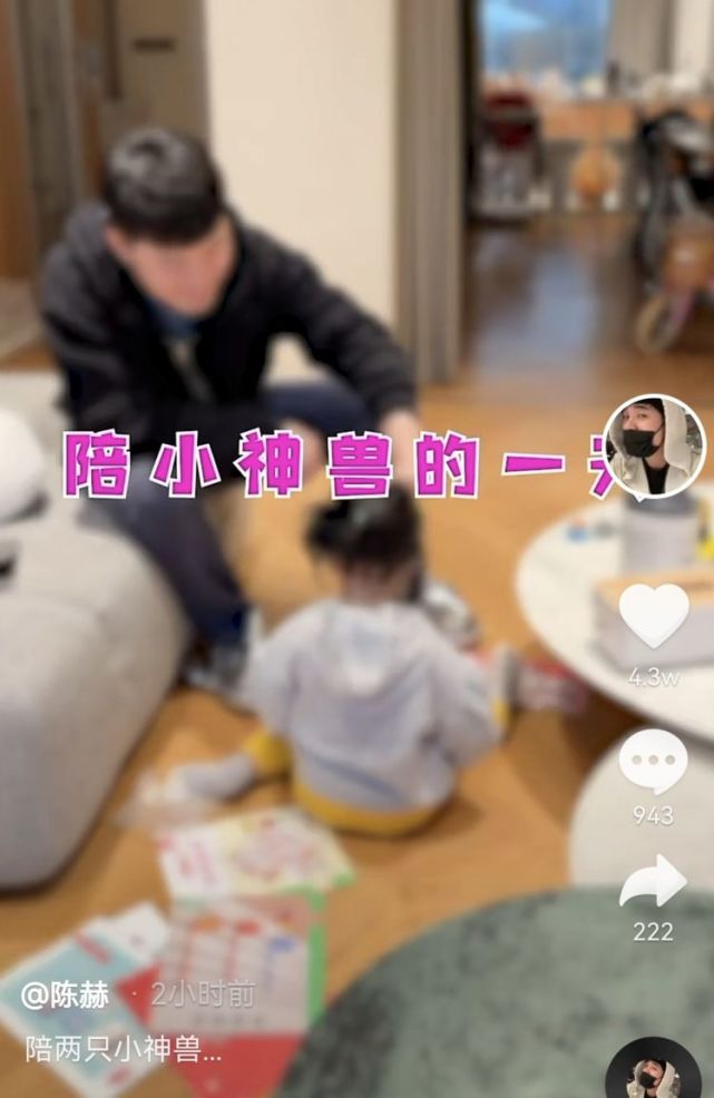 安安趴在地上萌态足,而妹妹2岁了,似乎还不太会说话,在旁边特别安静.