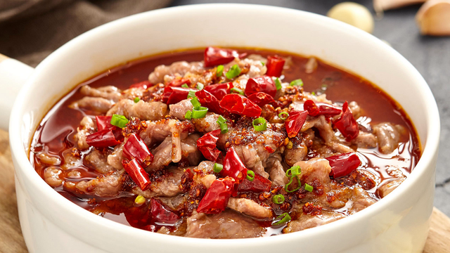 传统川菜水煮牛肉的家常做法,麻辣鲜香又滑嫩,味道不输饭店