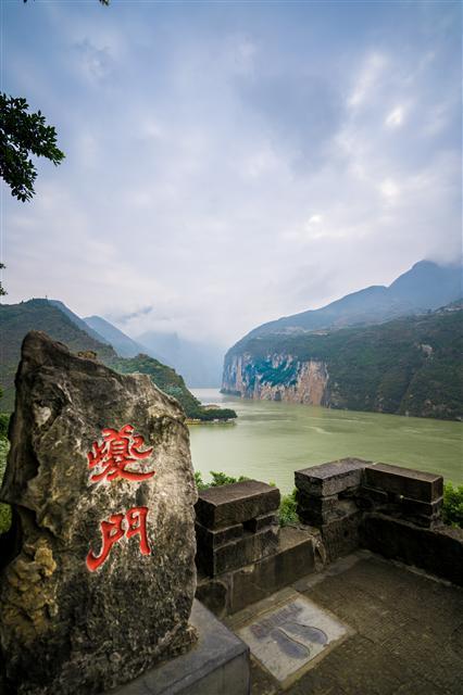 (奉节白帝城——夔门观景台) 第五天,体验游轮通过三峡大坝五级船闸