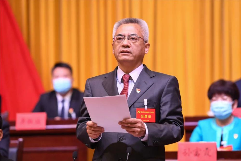 贾堤宣布大会开幕,全场起立奏唱《中华人民共和国国歌》