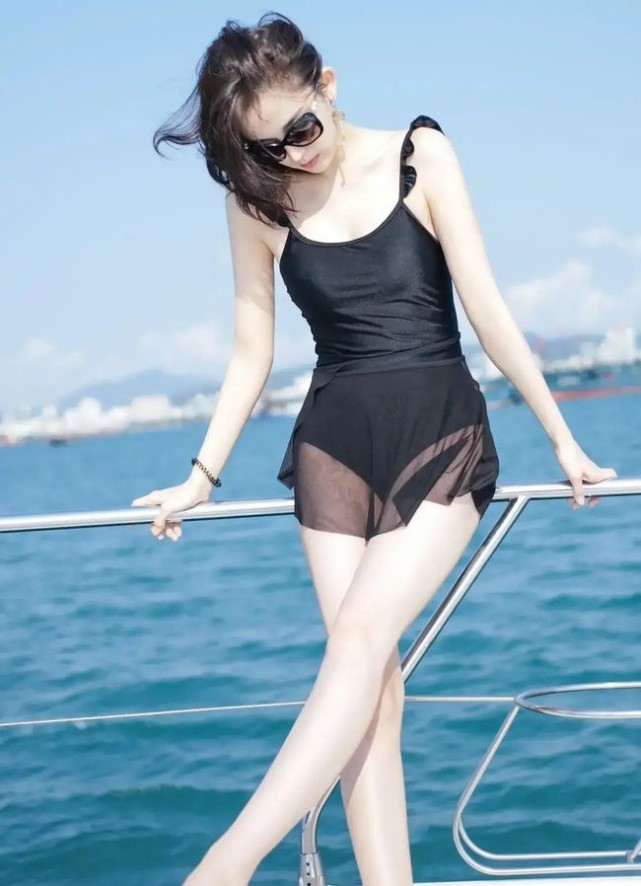 古力娜扎穿泳衣在海边拍写真,皮肤白皙身材超好,网友