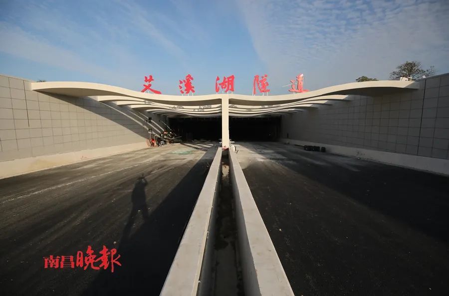 已经完成了首层沥青摊铺,湖西段主线出入口昨日,在艾溪湖隧道施工现场
