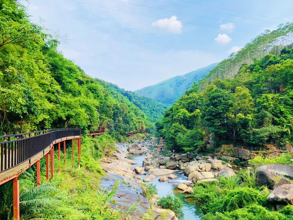 红霞湾风景区距怀集县城40公里,走广佛肇高速,开车2.5小时.