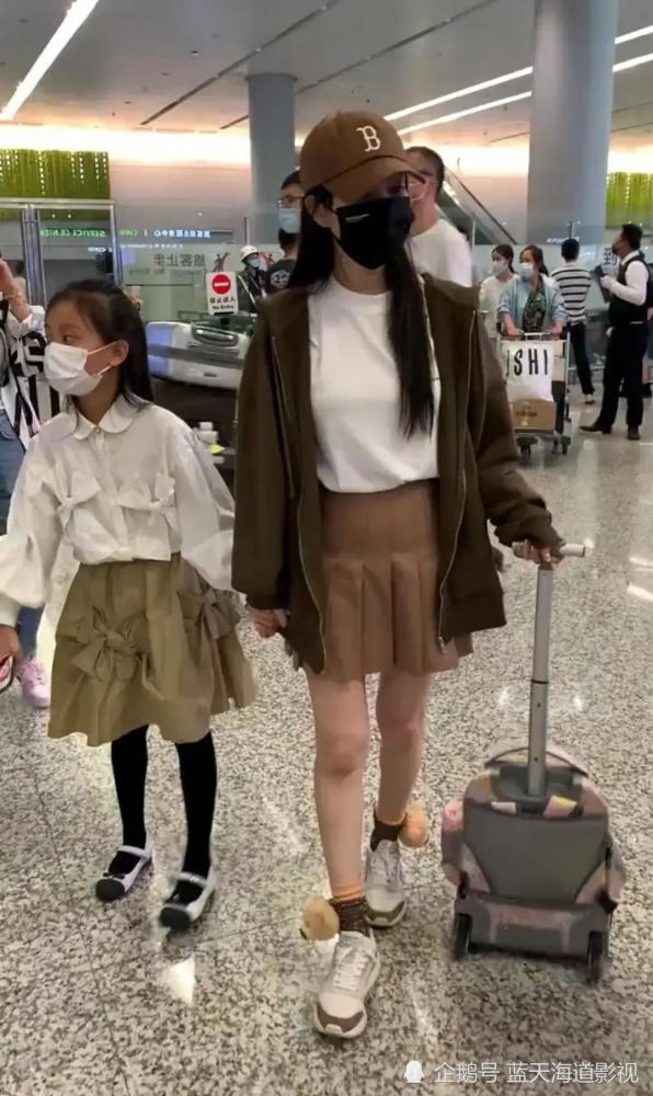 李小璐牵着女儿走机场穿卫衣外套配百褶裙打扮得比女儿都嫩