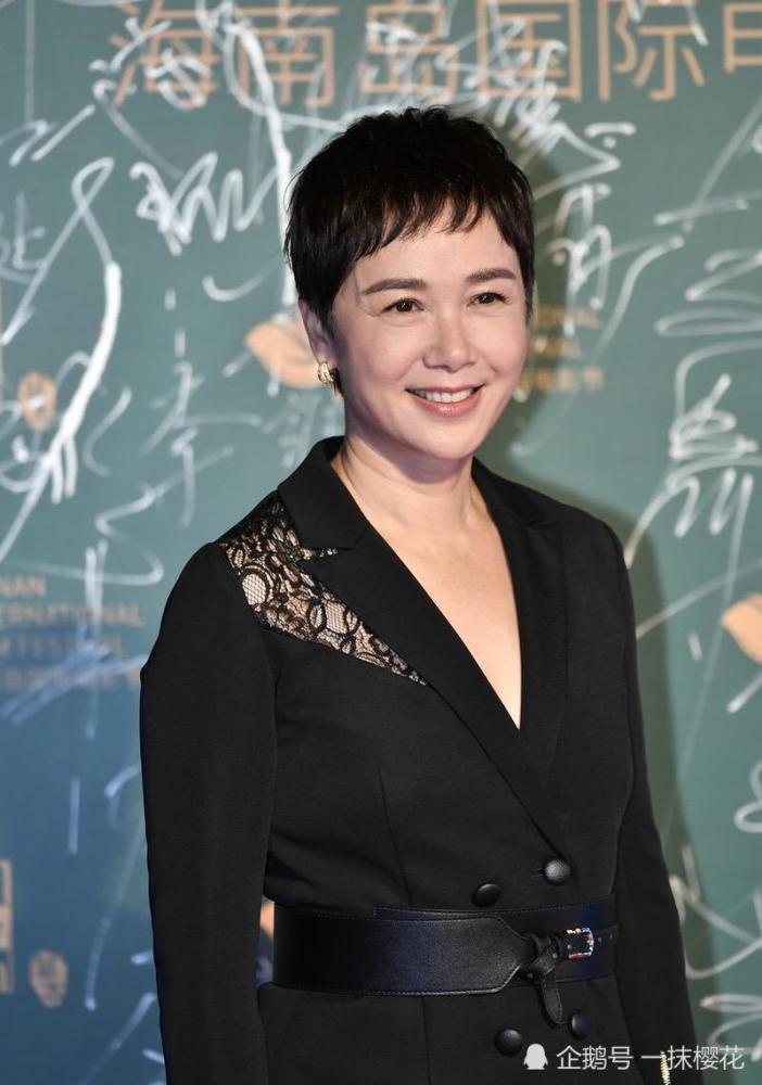 蒋雯丽年轻时也是美女一枚,曾出演张国荣主演的《霸王别姬》,饰演幼年