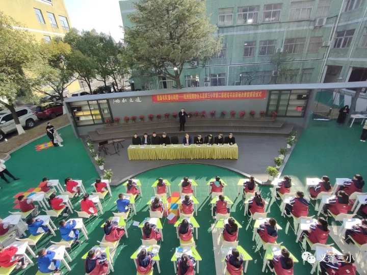 的校园文化建设氛围,日前,杭州钱塘新区义蓬第三小学举办了"围垦书风
