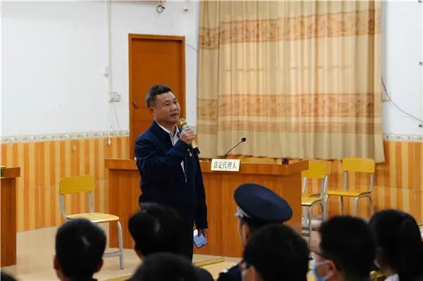 模拟庭审结束后,马山县委常委,政法委书记覃国恒对模拟庭审作了点评