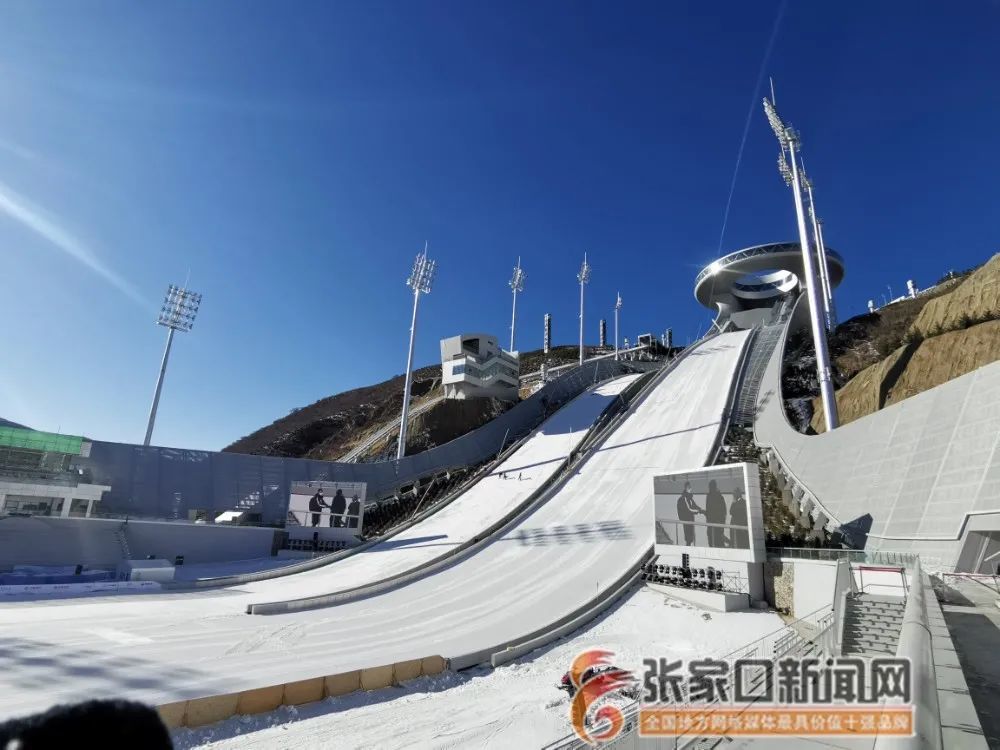 12月3日,国内技术官员nto在国家跳台滑雪中心进行赛道平整作业.