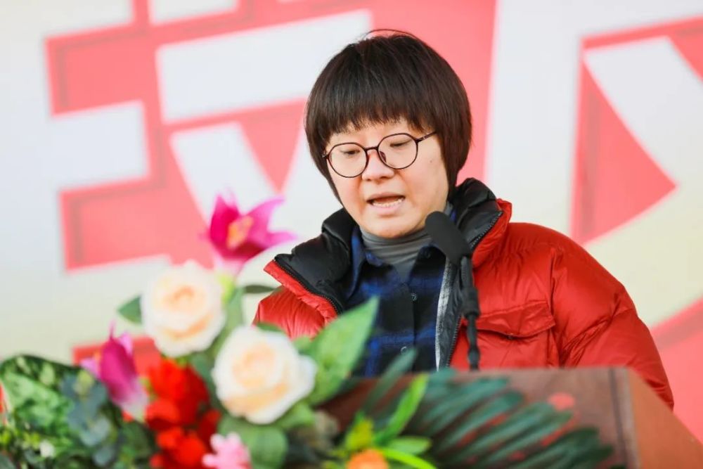 教师代表安佳琳老师发言 家长代表殷切寄语,一愿孩子平安茁壮成长,二