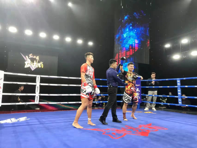 武林风18岁|从母亲的水果摊前走向世界擂台的尚喜峰