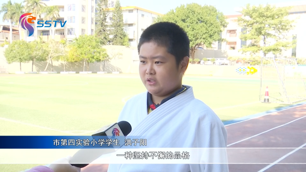 市体工队,石狮市少体校的现役柔道运动员们面向市第四实验小学的学生