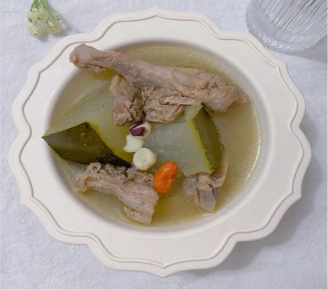 陈皮冬瓜薏米老鸭汤是一款祛湿排毒的汤品,喝起来热热乎乎,汤汁特别