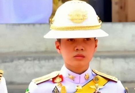 泰王新欢提拉蓬,传统泰装与奥黛造型好养眼,才不是假小子形象