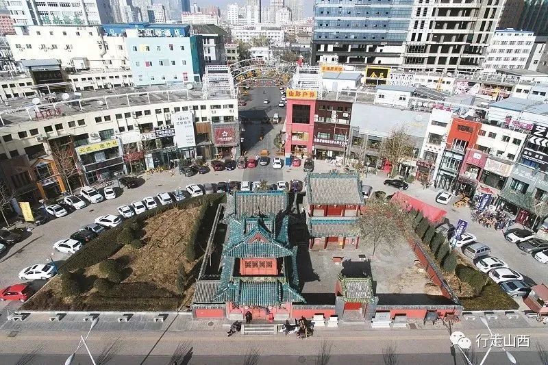 唱经楼位于太原市中心的鼓楼街中段,布政使司衙门(玉堂春)正南.