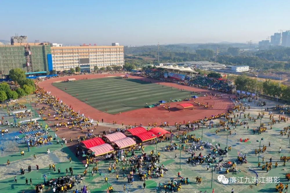 向未来奔跑廉江市实验学校第七届体育节暨田径运动会剪影