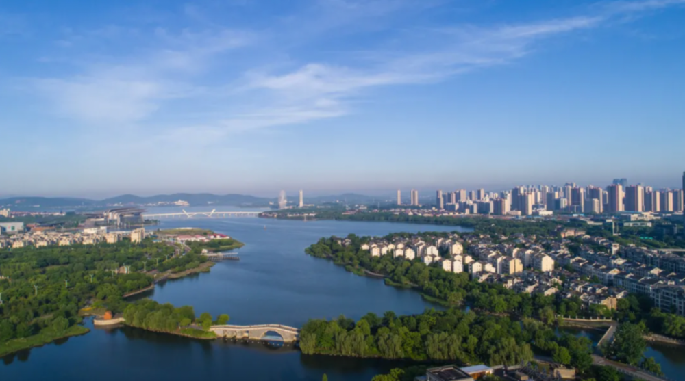 作为江南地区历史悠久的城市之一 无锡坐落于太湖之滨 东邻苏州上海