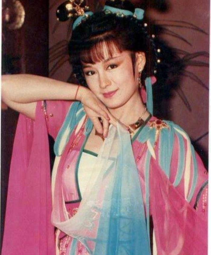 潘迎紫:白娘子的最初选角,因嫌片酬过低成就赵雅芝