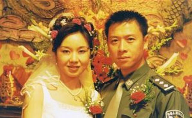 经人介绍,闫妮认识了军人邹伟.
