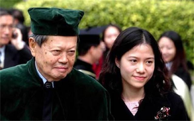 2004年,28岁的翁帆与82岁的杨振宁结婚,杨振宁的家人有何评价?