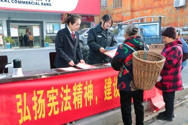 124国家宪法日古丈检察宪法宣传进乡村集市