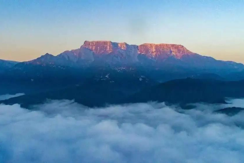 四川桌山地形虽少,但四川境内的"瓦屋山"却是全亚洲最大的桌山地形