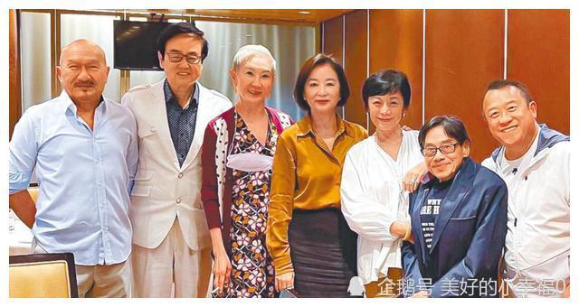 林青霞张艾嘉麦嘉等人聚餐缅怀离世的石天为他留位斟酒夹菜